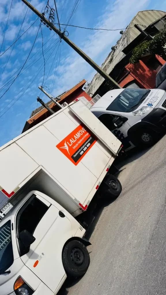 Caminhão baú visto de lado em um atendimento de mudança em Curitiba