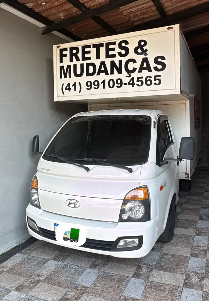 Hyundai HR utilizado em fretes e mudanças em Curitiba, com o telefone no letreiro