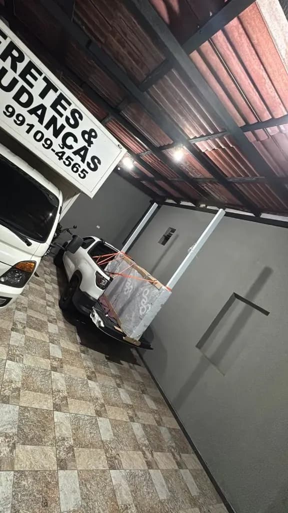Volume protegido na carroceria durante um frete na Região Metropolitana de Curitiba