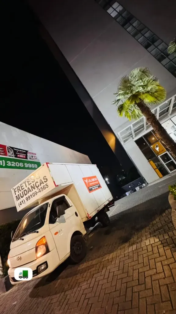 Caminhão de fretes e mudanças estacionado à noite em Curitiba