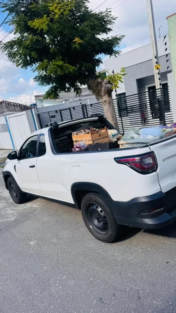 Pequeno transporte de caixotes e objetos em rua residencial de Curitiba